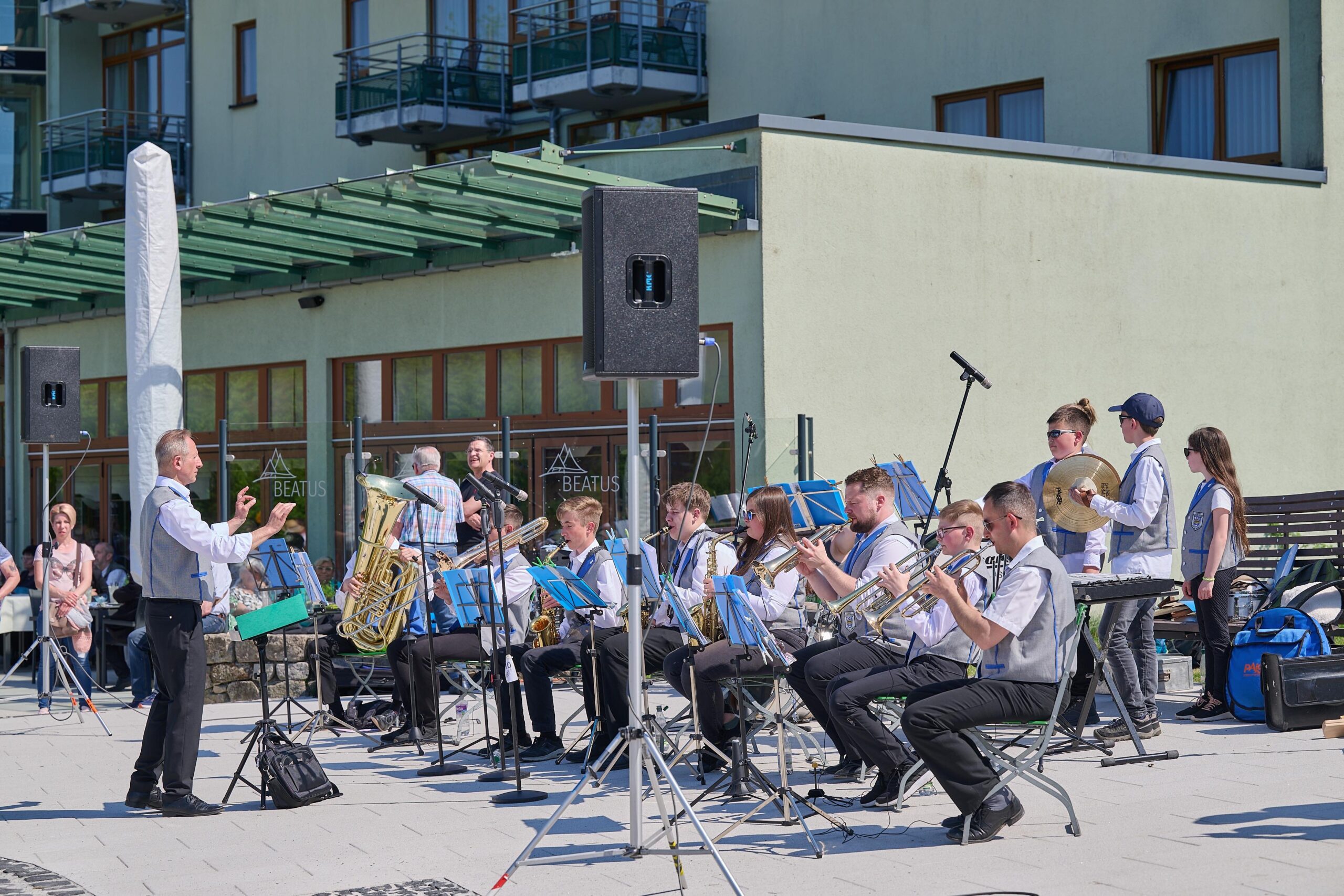 Jugendblasorchester Aue-Bad Schlema beim Maibaumsetzen in Bad Schlema